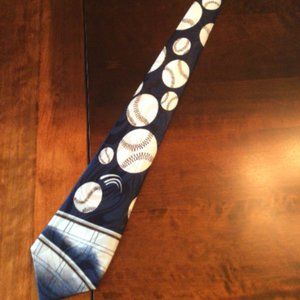 Men’s novelty tie: baseballs